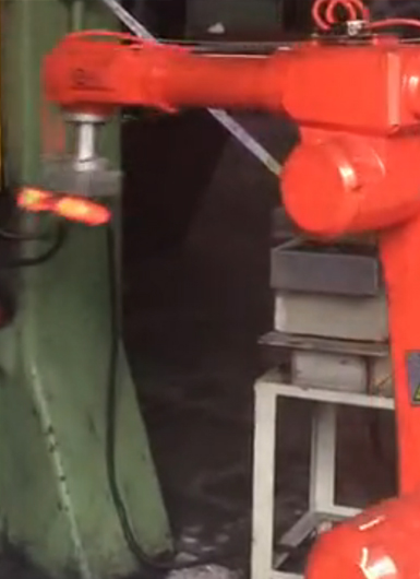 爾必地機器人高溫金屬上下料搬運機器人現場